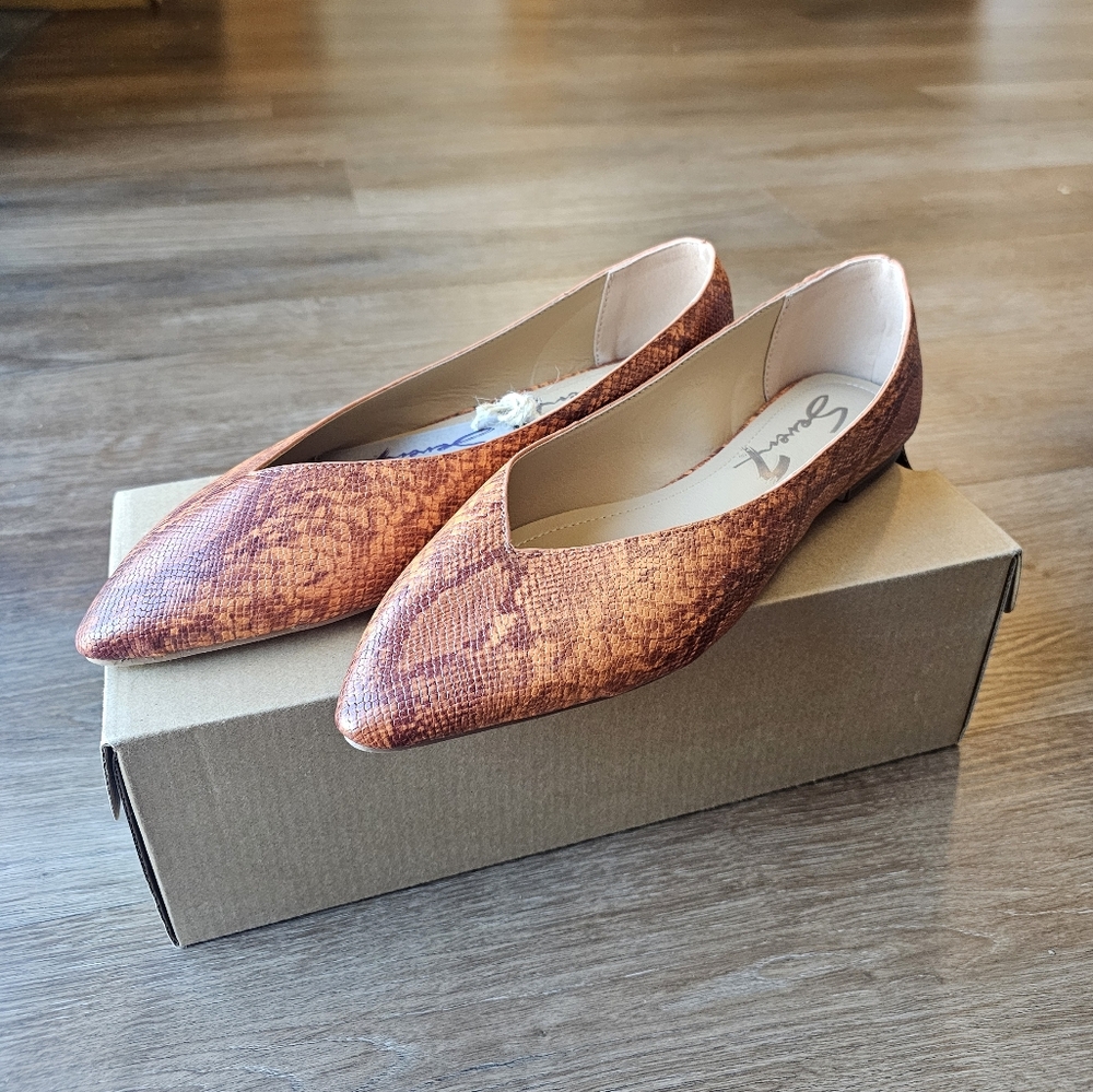 Seven7 Womens Pointed Toe Flats in Burnt Orange Snake Print